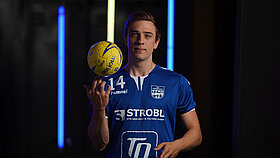 Spieler des TSV Herrsching Handball mit Ball in der Hand