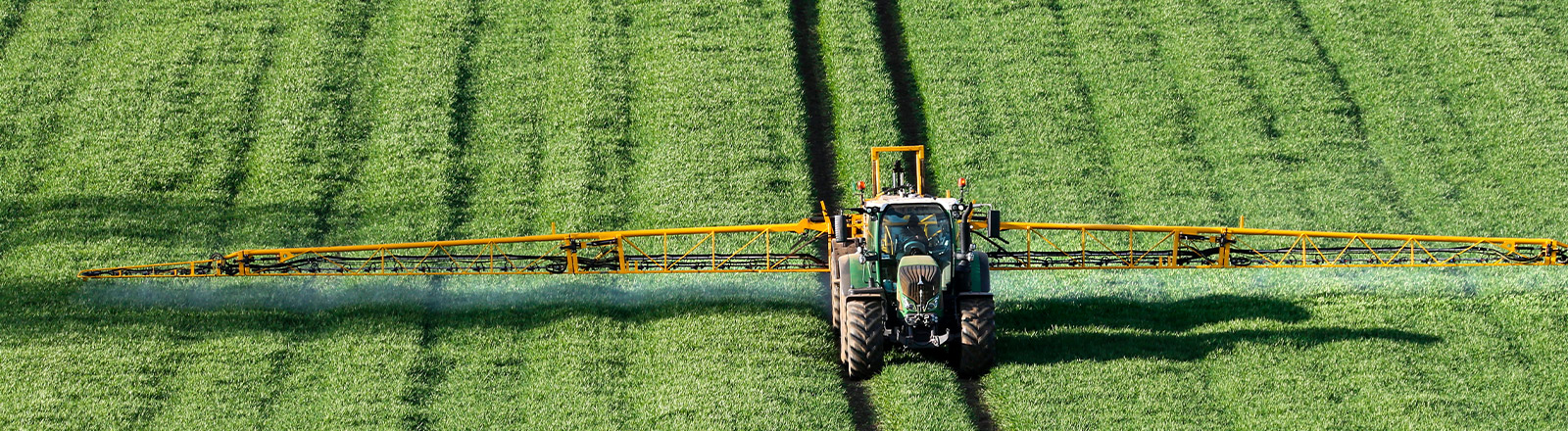 Agrartechnik Traktor mit Pflanzenschutzspritze