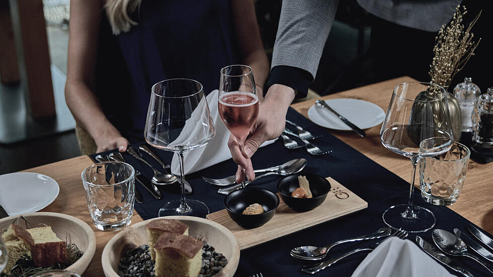 Gedeckter Tisch im Hotelrestaurant