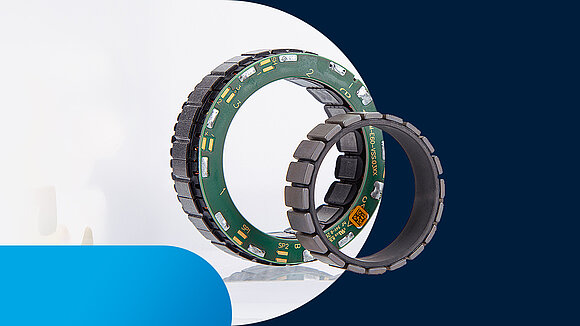 Two servomotors in front of each other