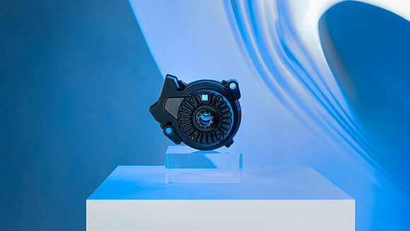 HPR50-Motor vor blauem Hintergrund