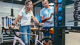 Franziska Preuß in der Fahrrad Werkstatt bei TQ