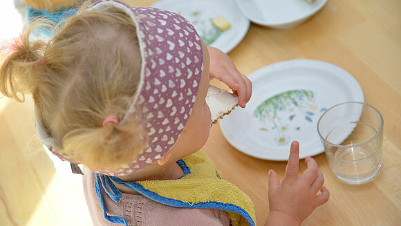 Kind mit Marmeladenbrot