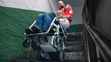 Die Transporthilfe von Upstair im Einsatz mit einem Patienten auf einer Treppe