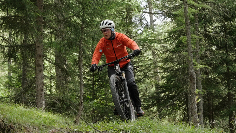 Mountainbiker im Wald