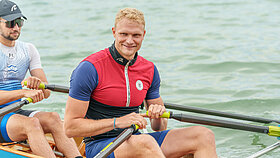 Oliver Zeidler im Boot mit den Rudern in der Hand