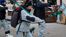 Muriel Mohr trägt ihre Ski auf dem Weg zu einem Wettkampf