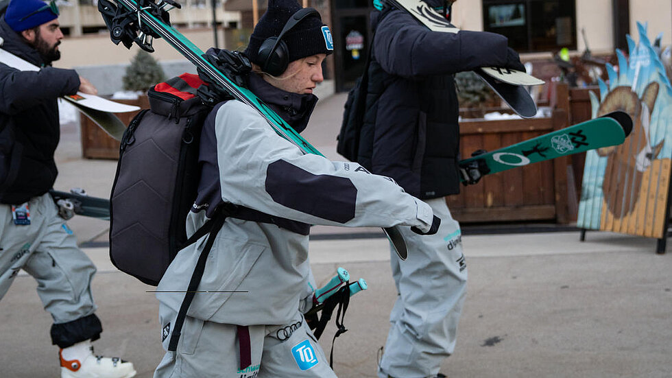 Muriel Mohr trägt ihre Ski auf dem Weg zu einem Wettkampf