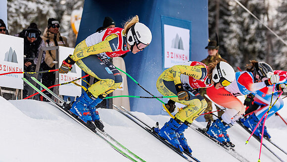 Vier Skicrosserinnen beim Start