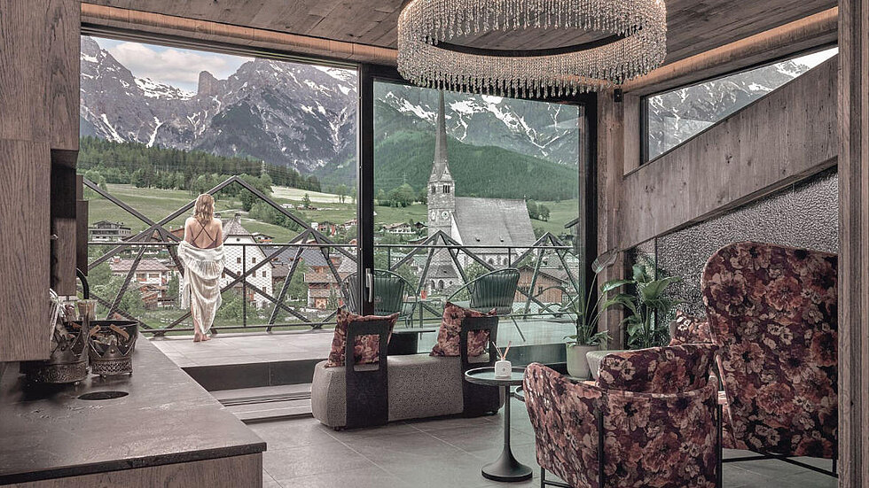 Ein Hotelzimmer mit Balkon und Blick auf die Berge