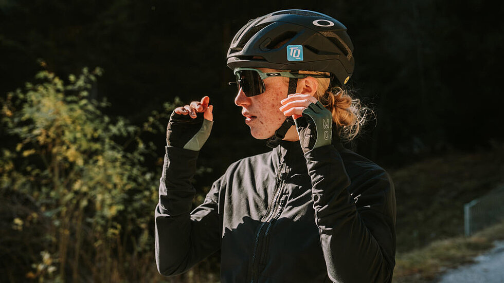 Muriel Mohr im Profil mit Sonnenbrille und TQ-Helm