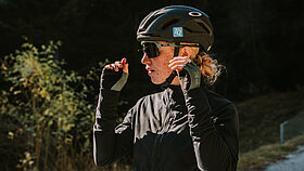 Muriel Mohr im Profil mit Sonnenbrille und TQ-Helm