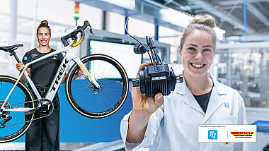 Olympiasiegerin Daniela Maier hält den TQ-HPR40 in der Hand und zeigt ihr Dreambike von Trek