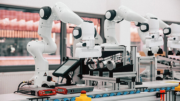Franka Emika Panda Roboter in der Produktionsstraße