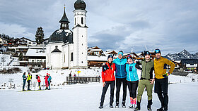 Gruppenbild Langläufer vor einer Kirche in Bayern