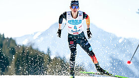 Sportler beim Langlauf der Nordischen Kombination