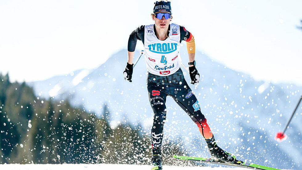Sportler beim Langlauf der Nordischen Kombination