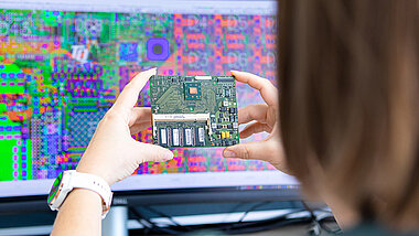 Embedded Modul in den Händen vor einem PC