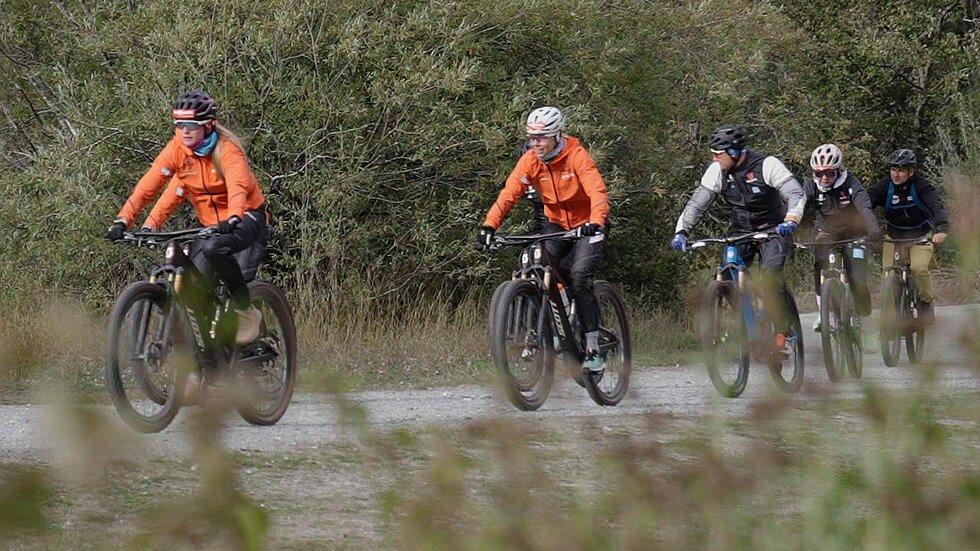 Vier Biathletinnen auf Fahrrädern
