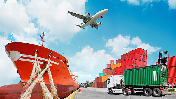 Flugzeug und Containerschiff