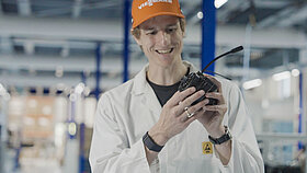 Karl Geiger mit dem HPR50 in der Hand in der Produktion von TQ
