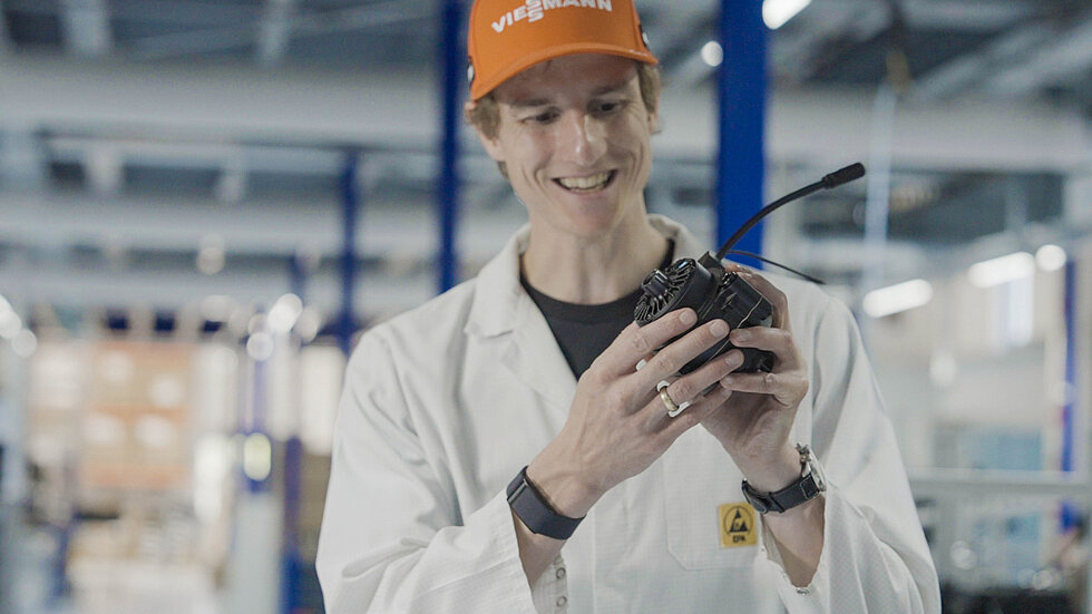 Karl Geiger mit dem HPR50 in der Hand in der Produktion von TQ