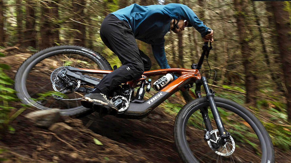 Person auf Trek E-Mountainbike in Action