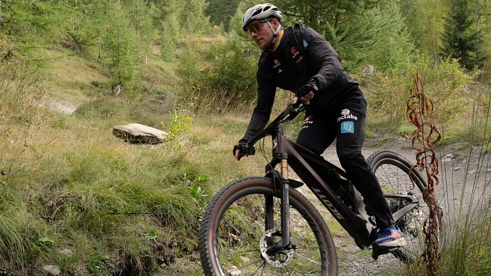 Mountainbiker auf Trail im Wald