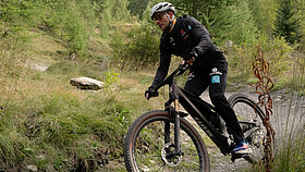 Mountainbiker auf Trail im Wald