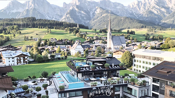 Außenansicht mit Bergblick vom Hotel Hochkönigin im Salzburger Land