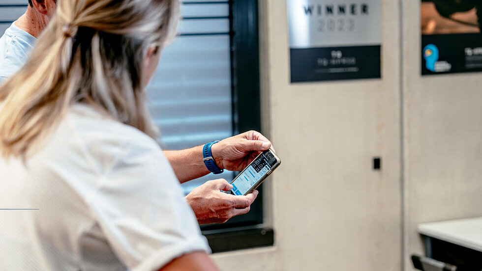 Franziska Preuß wird die TQ E-Bike App gezeigt