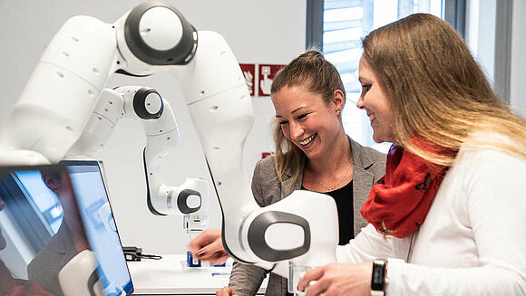 Frauen mit Cobot