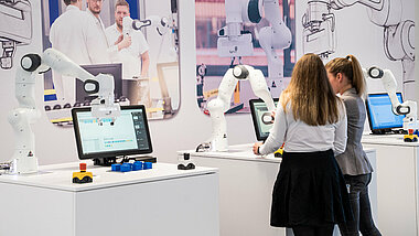 Menschen mit Cobots