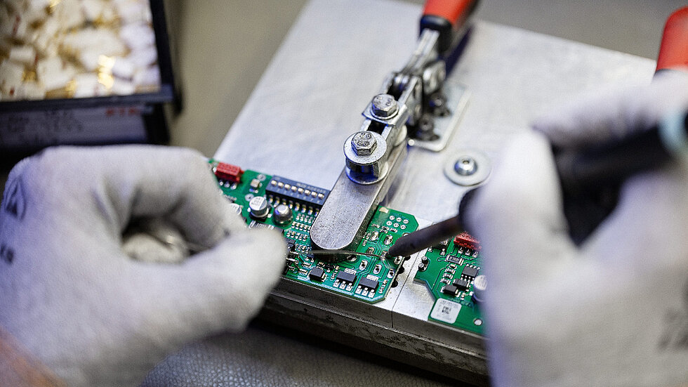 Ein Embedded Modul wird gelötet