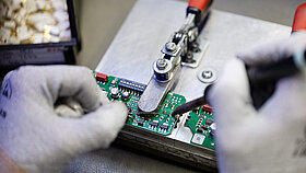 Ein Embedded Modul wird gelötet