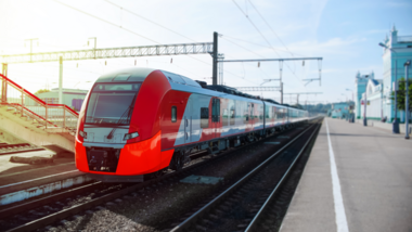 Roter Schnellzug Bahn am Gleis