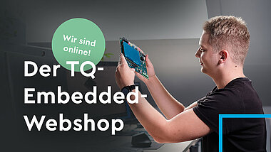 Mann mit Embedded Modul in den Händen - TQ Embedded Webshop ist online