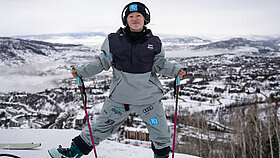 Muriel Mohr beim Aufwärmen im Hintergrund ein Tal