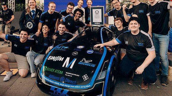 Gruppenbild TUfast Eco Team mit E-Rennwagen