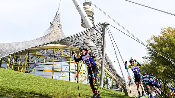 Roman Rees und andere Biathleten im Olympiapark beim Loop One Festival