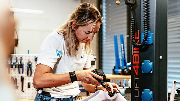 Franziska Preuß in der Werkstatt mit dem TQ-HPR40 E-Bike Antrieb