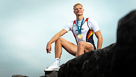 Ruderer Oliver Zeidler mit seiner Goldmedaille