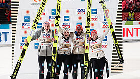 DSV-Skispringer Mixed-Team jubelt