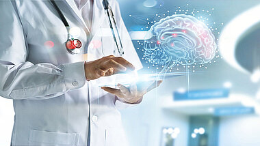 Arzt mit Tablet in der Hand und Darstellung eines Gehirns