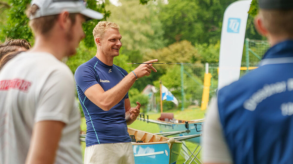 Oliver Zeidler am TQ Badeplatz zeigt auf etwas