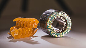Servomortor ILM25x18 compared to two fusilli noodles