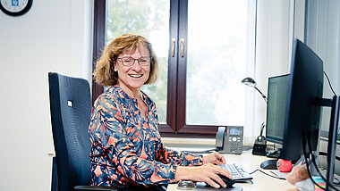 Gesamt-IT-Leiterin Ursula Brüning an Ihrem Arbeitsplatz