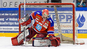Torwart beim Eishockey hält den Puck