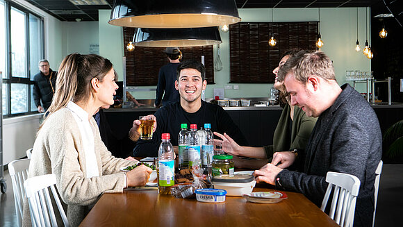 Rohollah mit Kollegen in Kantine