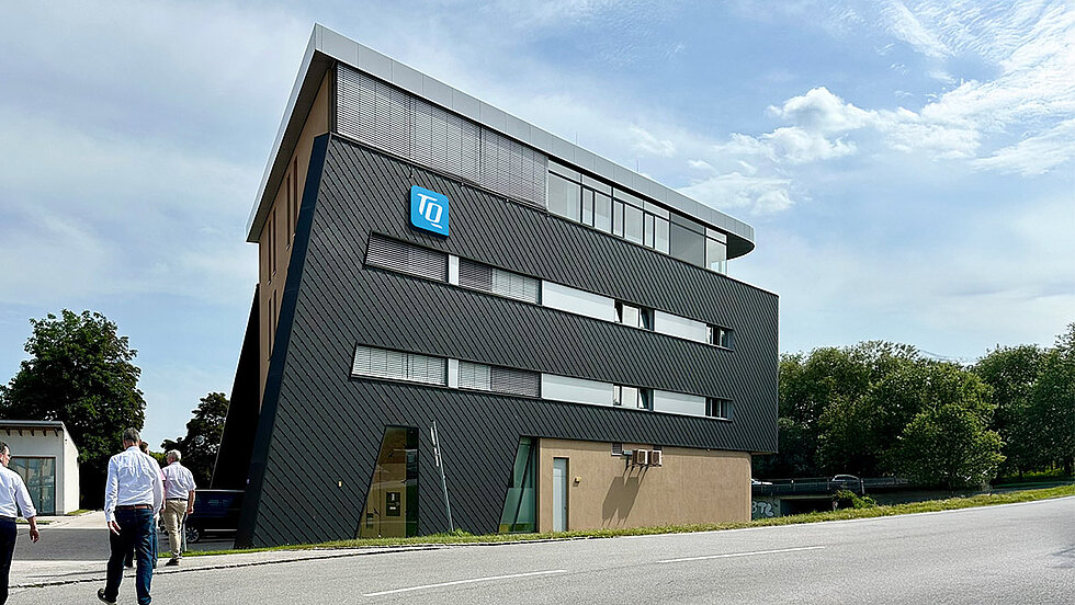 Vorderseite des ehemaligen enders GmbH Gebäude als neuer TQ-Standort 